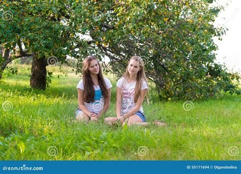 Deux Filles De L Adolescence En Parc Photo Stock Image Du Vert