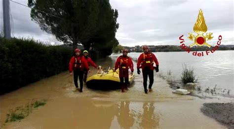 Maltempo Persone Rimaste Bloccate Dall Acqua Il Salvataggio Dei