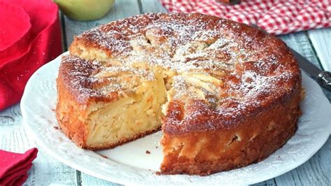 Le gâteau aux pommes et yaourt sans balance est un gâteau moelleux