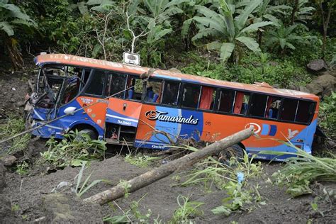 Bus Cae A Un Abismo El Diario Ecuador