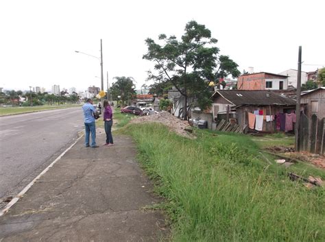 Professor Lino Peres Lino conversa moradores no Jardim Atlântico