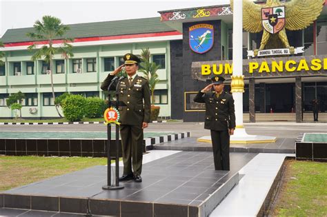 Kasrem 102 Pjg Sebagai Inspektur Upacara Pada Upacara Peringatan Hari