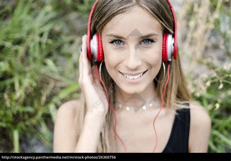 Porträt Eines Lächelnden Teenager Mädchens Das Lizenzfreies Foto