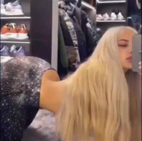 198 Hot Model Farting ThisVid