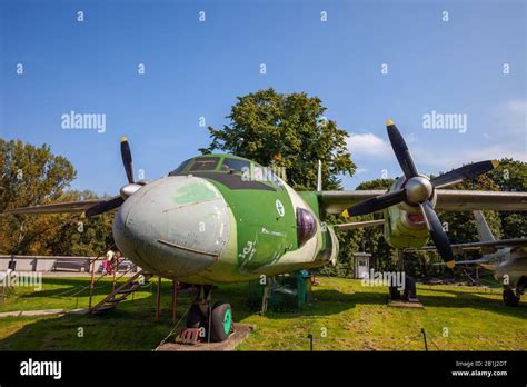 Antonov An 26 Sowjetisches Flugzeug Fotos Und Bildmaterial In Hoher