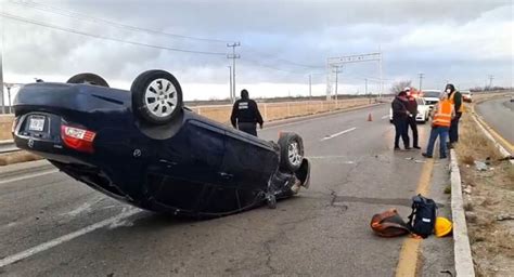 Volcadura sobre la carretera federal deja daños materiales en Piedras