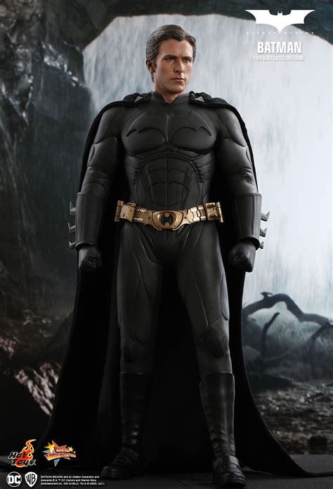 New Product Hot Toys Batman Begins Batman 16th Scale Collectible Figure