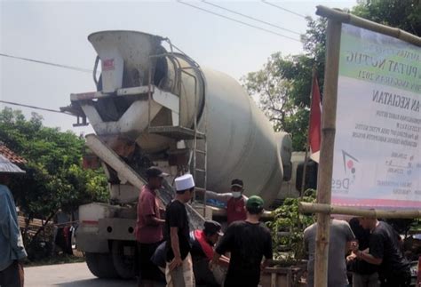 Gotong Royong Bersama Warga Pemdes Putatnutug Betonisasi Jalan