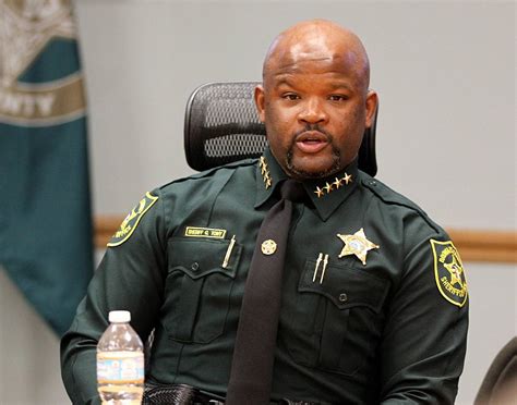 Deputy ordered cuffed after dispute over shoes in Broward | Miami Herald