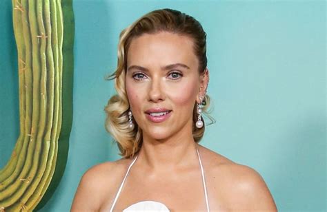 En robe moulante Scarlett Johansson succombe à ce détail mode ultra