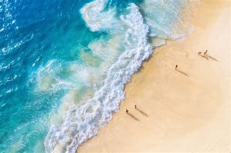 Plaża I Duże Fale Oceaniczne Wybrzeże Jako Tło Z Widoku Górnego