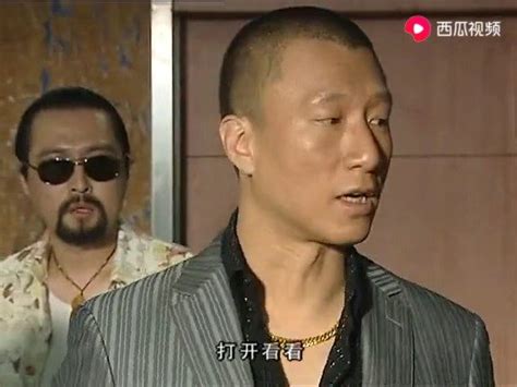 孙红雷西装大金链，痞子劲儿爆棚！ 手机新浪网