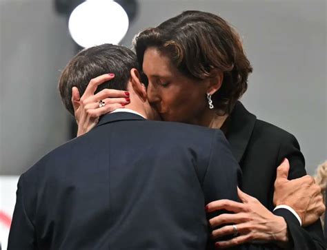 Emmanuel Macron Y Ministra De Deportes Protagonizan Peculiar Beso