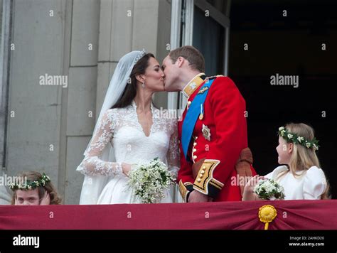 Il Duca E La Duchessa Di Cambridge Sul Balcone A Buckingham Palace A