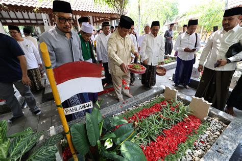 Kunjungi Ponpes Tebuireng Prabowo Ziarah Ke Makam Tokoh Tokoh NU