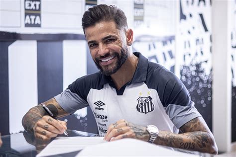 Lateral Direito J Nior Cai Ara O Novo Refor O Do Santos Fc Santos