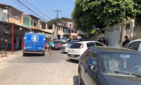 Homem é morto na porta de casa após deixar o filho na escola em