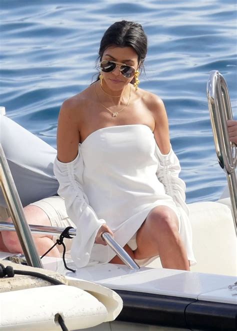 Kourtney Kardashian Upskirt 7 Photos Thefappening