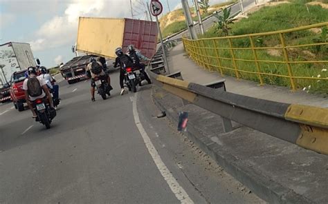 Contêiner se desprende de carreta e tomba na Avenida das Flores