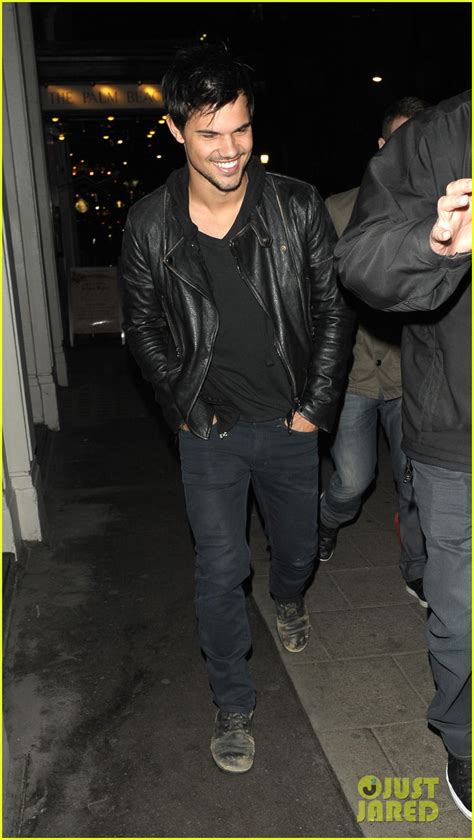 Photo Taylor Lautner Laughs Buddies London 04 Photo 3075067 Just