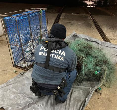 Pol Cia Mar Tima Apreende Redes E Armadilha No Interior Do Porto De