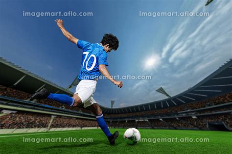 シュートを打つサッカー選手の写真素材 [201451523] イメージマート