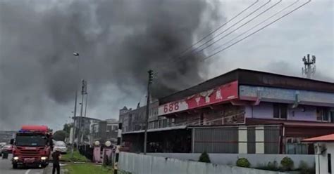 Tingkat Tiga Kedai Jual Kertas Sembahyang Di Jalan Tun Jugah Musnah