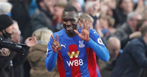 Benteke pens new two-year Crystal Palace deal - Football365