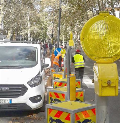 Genzano Per Montare Il Nuovo Semaforo Stop Al Traffico Tra Via Dalla