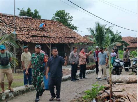 Hujan Deras Dan Angin Kencang Rusak Rumah Warga