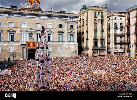 Minyons De Terrassa Torre Humana Del Edificio De Los Castellers Una