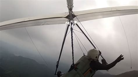 Hang Glider Stays Calm Despite Equipment Malfunction (WATCH)