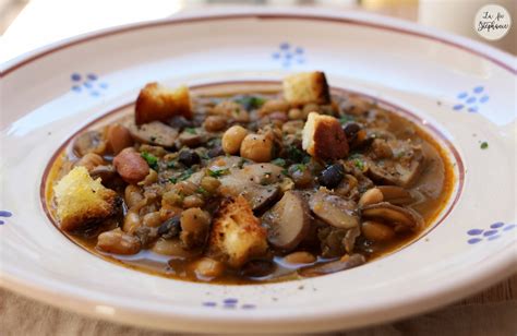 Délicieuse soupe de légumineuses aux champignons un plat qui vous