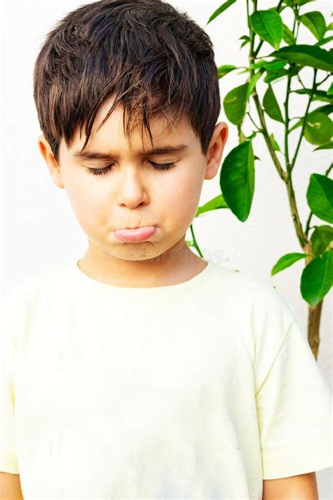 Retrato De Un Niño Caucásico De 7 Años Con Una Expresión Facial Triste