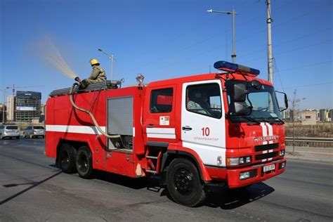 ФОТО: Гал унтраах машинаар гудамж талбайг халдваргүйжүүлэв