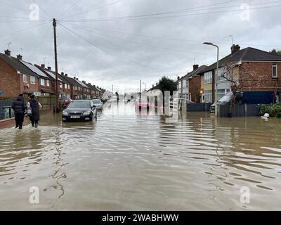 Una calle residencial se inunda en Loughborough Leicestershire después