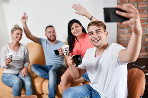 Selfie Dengan Pasangan Tersenyum Minum Kopi Bersama Di Rumah Foto Stok