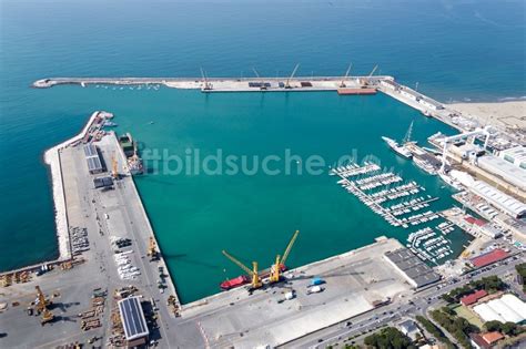 Carrara von oben Hafenanlagen an der Meeres Küste des ligurischen