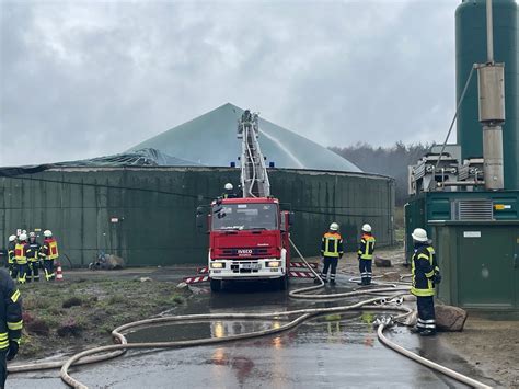 FW ROW Feuer in Biogasanlage Feuerwehr im Großeinsatz