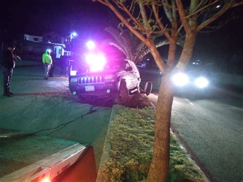 Conductor ebrio choca su camioneta contra un árbol en Lerdo