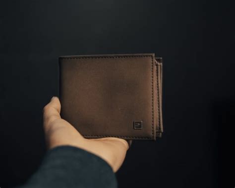 19 Best Men’s Luxury Wallet Brands - Kalibrado