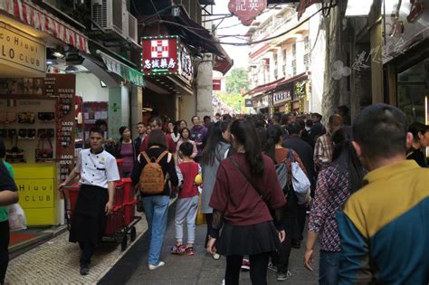 大三巴街續實施人潮管制 仍有旅客在大三巴街往下前行 澳廣視新聞 今日時事 Cyberctm澳門no 1人氣社區