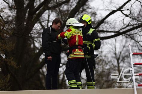 Vegetationsbrand Und Menschenrettung An Der Goldwiesenschule In