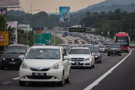 Aliran Trafik Masih Tinggi Perlahan Di Lebuh Raya Utama Malam Ini