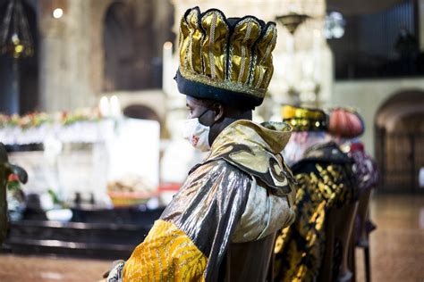 Epifania I Re Magi Con La Mascherina Per L Omaggio Nella Chiesa Di