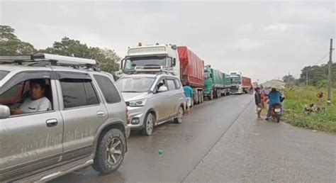 Bloqueo En La Nueva Carretera Cochabamba Santa Cruz Por Doble V A En El