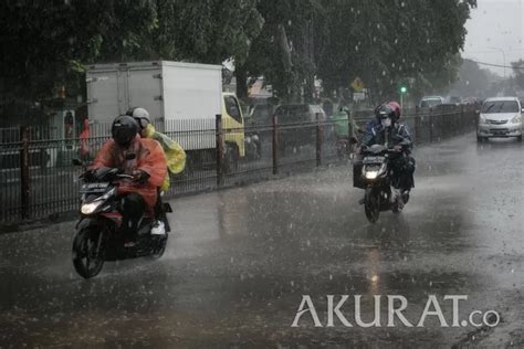 Peringatan Waspada Cuaca Ekstrem Jakarta Diperpanjang Akurat