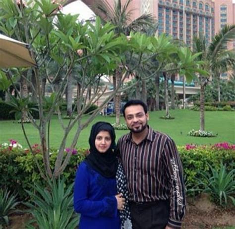 Aamir Liaquat Hussain Shares Pictures With Both Wives! | Reviewit.pk