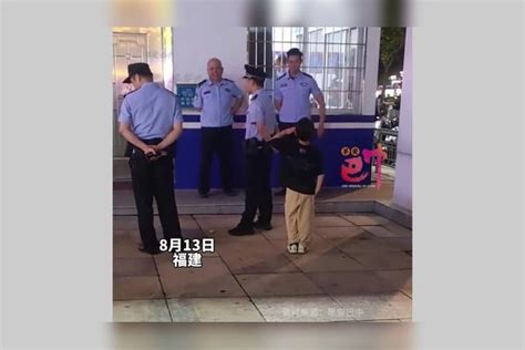 男孩饭后与家人散步时，走到警务室给警察叔叔敬礼，得到暖心回礼