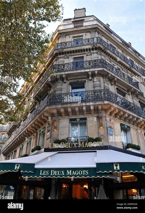 El edificio que alberga Les Deux Magots un famoso café y popular